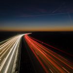 Blick von der Autobahnbrücke bei Nacht - Langzeitaufnahme