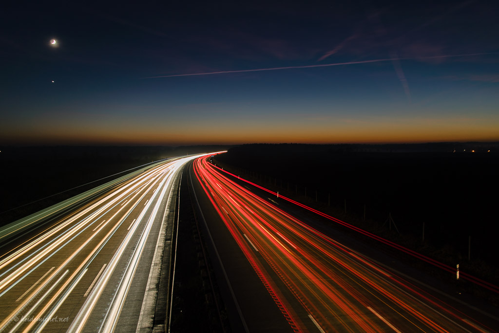 Blick von der Autobahnbrücke bei Nacht - Langzeitaufnahme